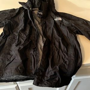 North face light weight rain jacket lined, lightly used. A little wrinkly!